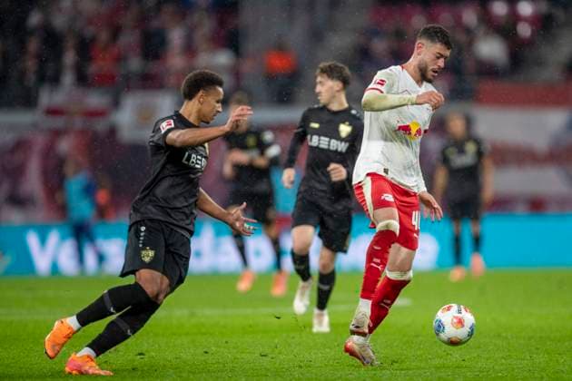 GER, Leipzig, Fußball, DFL Bundesliga, 9. Spieltag, RB Leipzig vs. VFB Stuttgart im Bild v.l.: Luca Jaquez (VFB Stuttgart 14), Romulo (RB Leipzig 40), zweikampf 01.11.2025, Red-Bull Arena Leipzig DFL DFB REGULATIONS PROHIBIT ANY USE OF PHOTOGRAPHS AS IMAGE SEQUENCES AND OR QUASI-VIDEO, Copyright: HMBxMedia PaulxFritz
