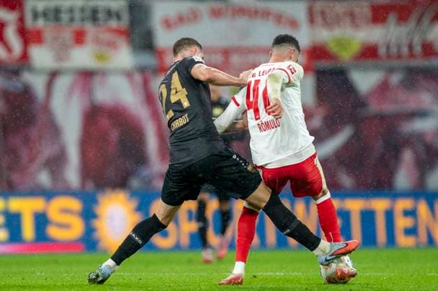 GER, Leipzig, Fußball, DFL Bundesliga, 9. Spieltag, RB Leipzig vs. VFB Stuttgart im Bild v.l.: Jeff Chabot (VFB Stuttgart 24), Romulo (RB Leipzig 40), Zweikampf 01.11.2025, Red-Bull Arena Leipzig DFL DFB REGULATIONS PROHIBIT ANY USE OF PHOTOGRAPHS AS IMAGE SEQUENCES AND OR QUASI-VIDEO, Copyright: HMBxMedia PaulxFritz