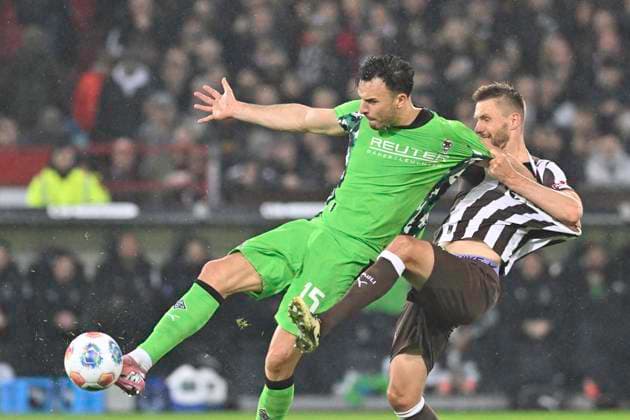 GER; 1 FBL, FC St. Pauli vs Borussia Moenchengladbach 01.11.2025, Millerntorstadion, Hamburg, GER; 1. FBL, FC St. Pauli vs Borussia Moenchengladbach im Bild Haris Tabakovic (Moenchengladbach 15) versucht sich gegen Karol Mets (Pauli 03) durchzusetzen