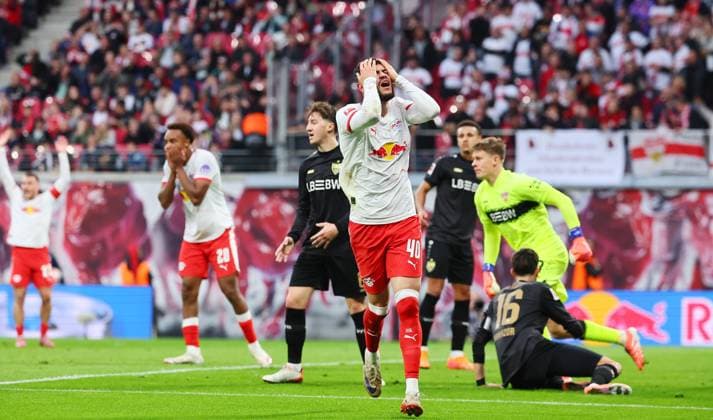 RB Leipzig - Stuttgart Bundesliga Leipzig, 01.11.2025, Red Bull Arena, Fussball, Bundesliga, Spieltag 9 , RB Leipzig vs. VfB Stuttgart , Im Bild: Romulo (40, RB Leipzig), Frust nach vergebener Torchance ,