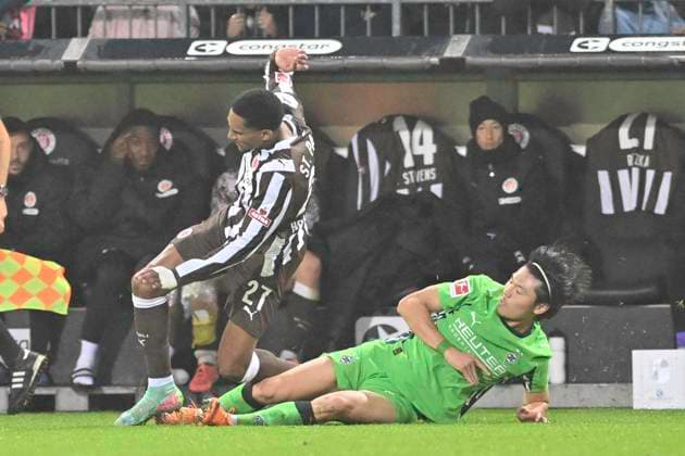 GER; 1 FBL, FC St. Pauli vs Borussia Moenchengladbach 01.11.2025, Millerntorstadion, Hamburg, GER; 1. FBL, FC St. Pauli vs Borussia Moenchengladbach im Bild Haris Tabakovic (Moenchengladbach 18) foult Andreas Hountondji (Pauli 27)