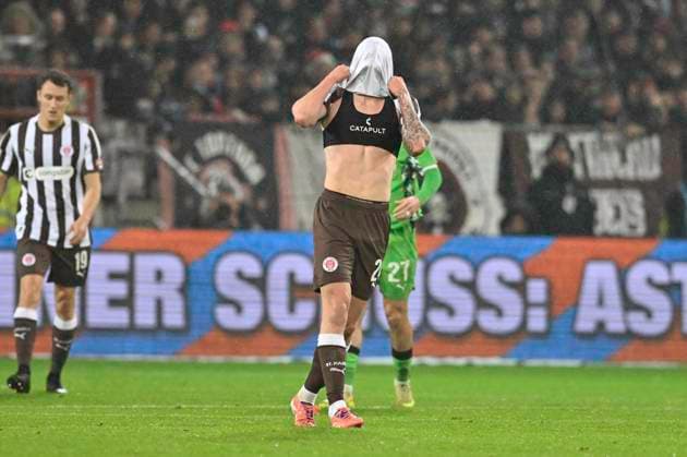 GER; 1 FBL, FC St. Pauli vs Borussia Moenchengladbach 01.11.2025, Millerntorstadion, Hamburg, GER; 1. FBL, FC St. Pauli vs Borussia Moenchengladbach im Bild Connor Metcalfe (Pauli 24) zieht sich das Trikot ueber den Kopf