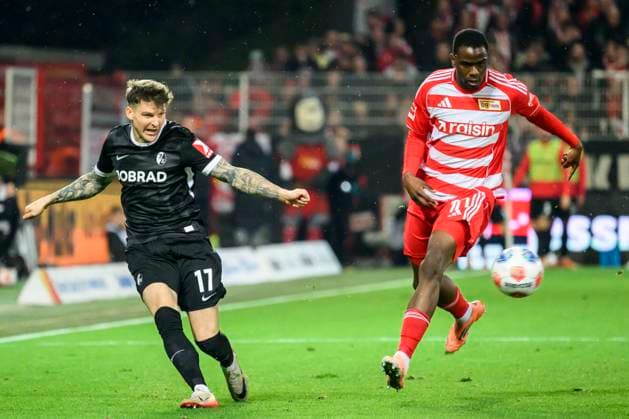 im Bild v.l.: Lukas Kuebler (SC Freiburg), Ilyas Ansah (1.FC Union), Zweikampf, Action, Kampf, kaempft um den Ball, GER, Berlin, 1. FC Union Berlin vs. SC Freiburg, Bundesliga, Fussball, DFB, Spielzeit 2025 2026, Alte Foersterei, DFB DFL REGULATIONS PROHIBIT ANY USE OF PHOTOGRAPHS AS IMAGE SEQUENCES AND OR QUASI-VIDEO, 01.11.25, Copyright: HMBxMedia UwexKoch