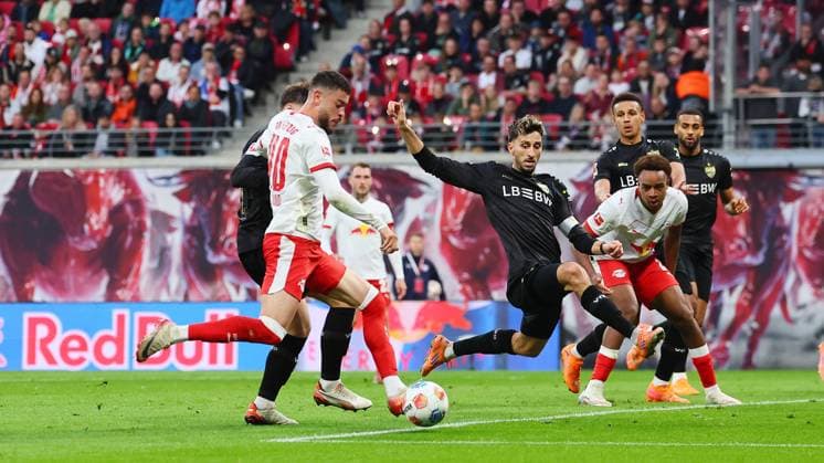 RB Leipzig - Stuttgart Bundesliga Leipzig, 01.11.2025, Red Bull Arena, Fussball, Bundesliga, Spieltag 9 , RB Leipzig vs. VfB Stuttgart , Im Bild v.l.: Romulo (40, RB Leipzig) und Atakan Karazor (16, Stuttgart) und Assan Ouedraogo (20, RB Leipzig)
