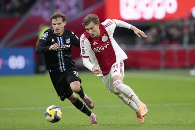 AMSTERDAM , 01-11-2025 , JohanCruyff Arena , season 2025 2026 , Dutch Eredivisie football , match between Ajax and sc Heerenveen , picture shows Ajax player Mika Godts and Heerenveen player Jacob Trenskow Ajax - Heerenveen  x31795300x Copyright: