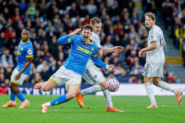1st November 2025; Craven Cottage, Fulham, London, England; Premier League Football, Fulham versus Wolverhampton Wanderers; Wolverhampton Wanderers Jorgen Strand Larsen is fouled by Fulhams Joachim Andersen  BobxKupbens
