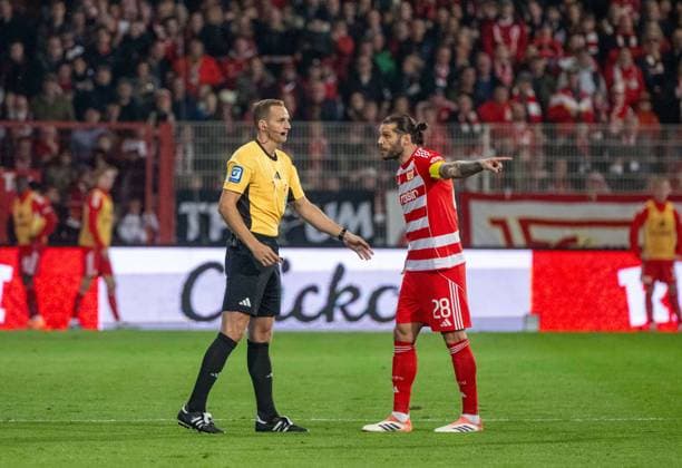 Fußball, Herren, Saison 2025 2026, 1. Bundesliga (9. Spieltag), 1. FC Union Berlin - SC Freiburg, langes Warten auf den Videobeweis nach dem vermeintlichen Tor von Andrej Ilic (1. FC Union Berlin) zum 1:0, Schiedsrichter Sören Storks, Christopher Trimmel (1. FC Union), 01.11.2025, Copyright: xMatthiasxKochx