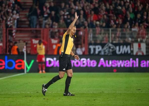 Fußball, Herren, Saison 2025 2026, 1. Bundesliga (9. Spieltag), 1. FC Union Berlin - SC Freiburg, langes Warten auf den Videobeweis nach dem vermeintlichen Tor von Andrej Ilic (1. FC Union Berlin) zum 1:0, Schiedsrichter Sören Storks erkennt den Treffer ab, 01.11.2025, Copyright: xMatthiasxKochx