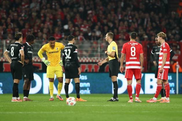 01.11.2025, xtgx, Fussball 1. Bundesliga, 1. FC Union Berlin - SC Freiburg emspor, v.l. Schiedsrichter, Schiri, referee Sören Storks nimmt Tor von Andrej Ilic (Union Berlin, 23) zurück, VAR, Videobeweis (DFL DFB REGULATIONS PROHIBIT ANY USE OF PHOTOGRAPHS as IMAGE SEQUENCES and or QUASI-VIDEO) Berlin