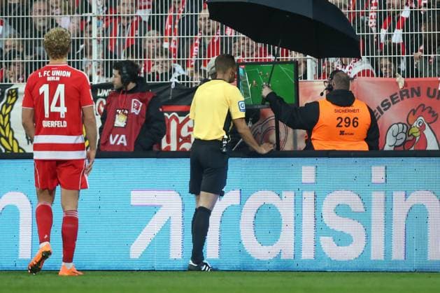 01.11.2025, xtgx, Fussball 1. Bundesliga, 1. FC Union Berlin - SC Freiburg emspor, v.l. Schiedsrichter, Schiri, referee Sören Storks nimmt Tor von Andrej Ilic (Union Berlin, 23) zurück, VAR, Videobeweis (DFL DFB REGULATIONS PROHIBIT ANY USE OF PHOTOGRAPHS as IMAGE SEQUENCES and or QUASI-VIDEO) Berlin