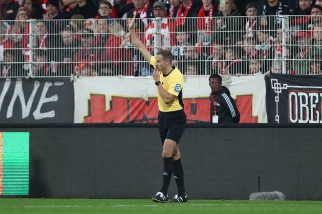 01.11.2025, xtgx, Fussball 1. Bundesliga, 1. FC Union Berlin - SC Freiburg emspor, v.l. Schiedsrichter, Schiri, referee Sören Storks nimmt Tor von Andrej Ilic (Union Berlin, 23) zurück, VAR, Videobeweis (DFL DFB REGULATIONS PROHIBIT ANY USE OF PHOTOGRAPHS as IMAGE SEQUENCES and or QUASI-VIDEO) Berlin