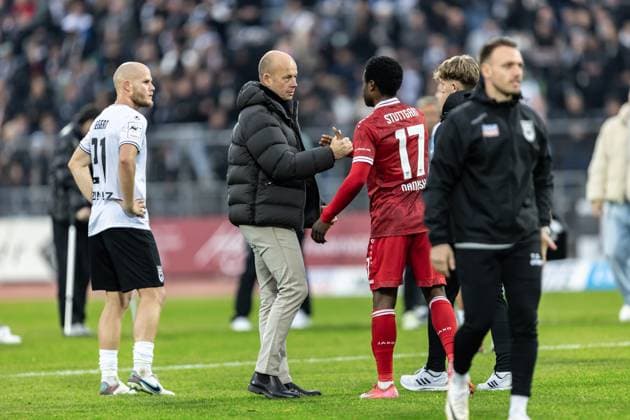 Fussball, Saison 2025 2026, 3. Liga, Donaustadion Ulm, 13. Spieltag, SSV Ulm 1846 Fußball - VfB Stuttgart II, 01.11.2025 01.11.2025, Fussball, Saison 2025 2026, 3. Liga, Donaustadion Ulm, 13. Spieltag, SSV Ulm 1846 Fußball - VfB Stuttgart II, v.l. 21 Marcel Seegert (SSV Ulm 1846 Fußball), Geschäftsführer Markus Thiele (SSV Ulm 1846 Fußball), 17 Abdenego Nankishi (VfB Stuttgart II) Foto: Lucca Fundel Ulm Donaustadion Baden-Württemberg Deutschland