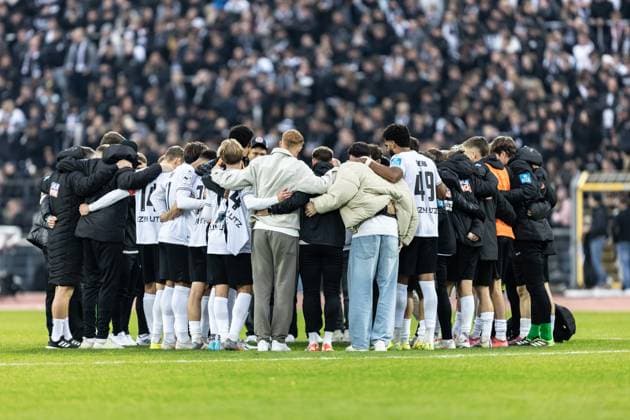 Fussball, Saison 2025 2026, 3. Liga, Donaustadion Ulm, 13. Spieltag, SSV Ulm 1846 Fußball - VfB Stuttgart II, 01.11.2025 01.11.2025, Fussball, Saison 2025 2026, 3. Liga, Donaustadion Ulm, 13. Spieltag, SSV Ulm 1846 Fußball - VfB Stuttgart II, Teamkreis Team Mannschaftskreis Mannschaft SSV Ulm 1846 Fußball Foto: Lucca Fundel Ulm Donaustadion Baden-Württemberg Deutschland