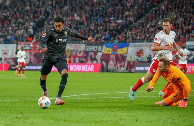 Deutschland: Fussball Bundesliga 2025 26, 9. Spieltag - RB Leipzig vs VfB Stuttgart - Red Bull Arena -Stadion (Leipzig): Tiago Tomas Tiago Tomas (VfB Stuttgart, 8) PÃ ter Gulacsi Peter Gulacsi (RB Leipzig, 1) Leipzig Copyright: xAymanxAlahmedx