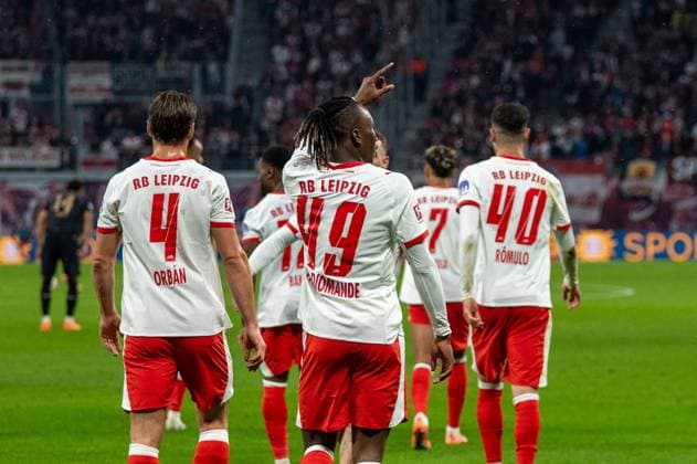 Deutschland, Fussball, 1. Bundesliga, 9. Spieltag, 2025 2026, RB Leipzig - VfB Stuttgart am 01.11. in Leipzig (Red Bull Arena): Torjubel 2:0 Yan Diomande (RB Leipzig 49) Copyright: xSvenxHeidmannx