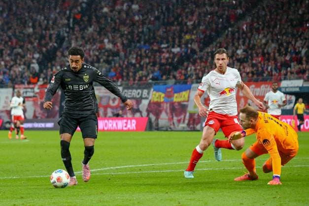 Deutschland: Fussball Bundesliga 2025 26, 9. Spieltag - RB Leipzig vs VfB Stuttgart - Red Bull Arena -Stadion (Leipzig): Tiago Tomas Tiago Tomas (VfB Stuttgart, 8) PÃ ter Gulacsi Peter Gulacsi (RB Leipzig, 1) Leipzig Copyright: xAymanxAlahmedx