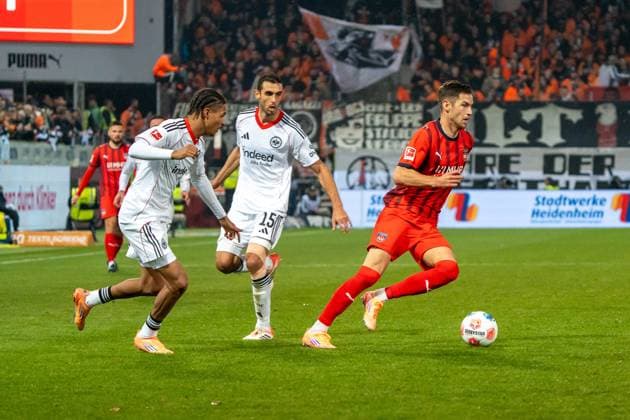 Marvin Pieringer (FC Heidenheim, 18) zieht an zwei Frankfutern vorbei, GER, 1. FC Heidenheim 1846 vs. Eintracht Frankfurt, Fussball, 1. Bundesliga, 9. Spieltag, Spielzeit 2025 2026, 01.11.2025, DFL REGULATIONS PROHIBIT ANY USE OF PHOTOGRAPHS AS IMAGE SEQUENCES AND OR QUASI-VIDEO, GER, 1. FC Heidenheim 1846 vs. Eintracht Frankfurt, Fussball, 1. Bundesliga, 9. Spieltag, Spielzeit 2025 2026, 01.11.2025, Heidenheim Copyright: xEibner-Pressefoto EdwardxCheungx EP_ECG
