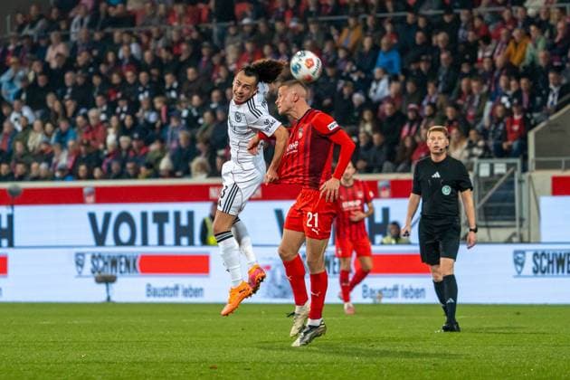 Kopfballduell zwischen Arthur Theate (Eintracht Frankfurt, 03) und Adrian Beck (FC Heidenheim, 21), GER, 1. FC Heidenheim 1846 vs. Eintracht Frankfurt, Fussball, 1. Bundesliga, 9. Spieltag, Spielzeit 2025 2026, 01.11.2025, DFL REGULATIONS PROHIBIT ANY USE OF PHOTOGRAPHS AS IMAGE SEQUENCES AND OR QUASI-VIDEO, GER, 1. FC Heidenheim 1846 vs. Eintracht Frankfurt, Fussball, 1. Bundesliga, 9. Spieltag, Spielzeit 2025 2026, 01.11.2025, Heidenheim Copyright: xEibner-Pressefoto EdwardxCheungx EP_ECG