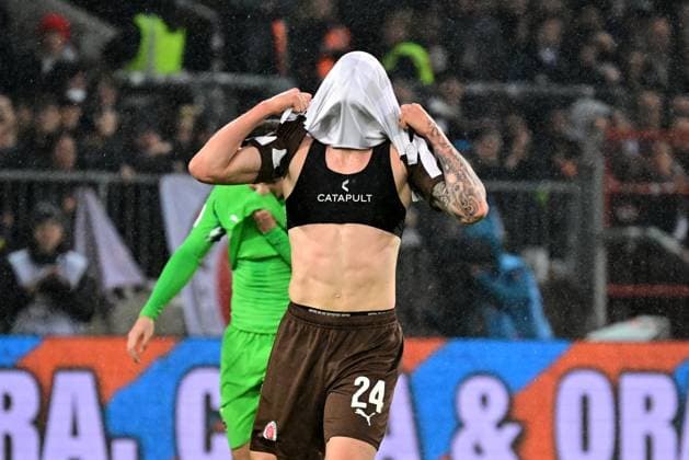 Fussball I Herren I 1. Bundesliga l FC St. Pauli - Borussia Moenchengladbach I 09. Spieltag I Saison 2025-2026 I St. Pauli I 01.11.2025 I Metcalfe Connor (St.Pauli) , Sportplatz : Millerntor Stadion, St.Pauli Hamburg Deutschland