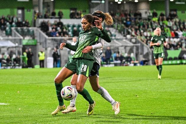Fußball I Frauen I Saison 2025-2026 I Bundesliga I 8. Spieltag I VfL Wolfsburg - TSG Hoffenheim I 01.11.2025 Zweikampf Cora Zicai (28, VfL Wolfsburg) und Wianda Douma (13, TSG Hoffenheim) Wolfsburg AOK Stadion Niedersachsen Deutschland Copyright: xLobeca InesxHähnelx