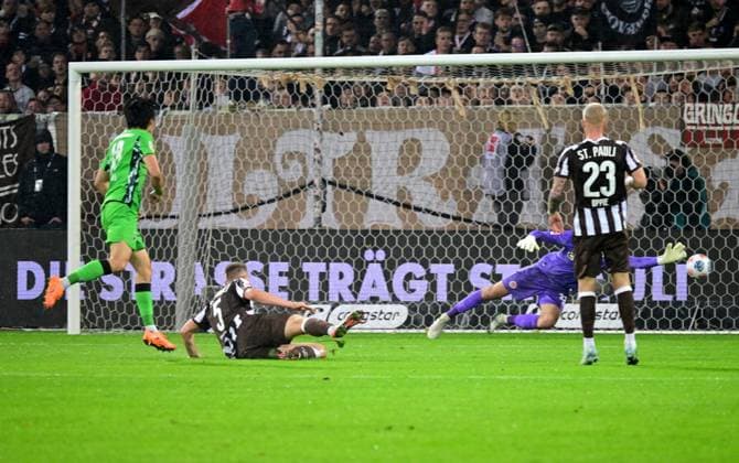 Fussball I Herren I 1. Bundesliga l FC St. Pauli - Borussia Moenchengladbach I 09. Spieltag I Saison 2025-2026 I St. Pauli I 01.11.2025 I v.l. Machino Shuto (Bor.Moenchengladbach) macht hier das 3:0 gegen Wahl Hauke (St.Pauli) und Vasilj Nikola (St.Pauli) , Sportplatz : Millerntor Stadion, St.Pauli Hamburg Deutschland