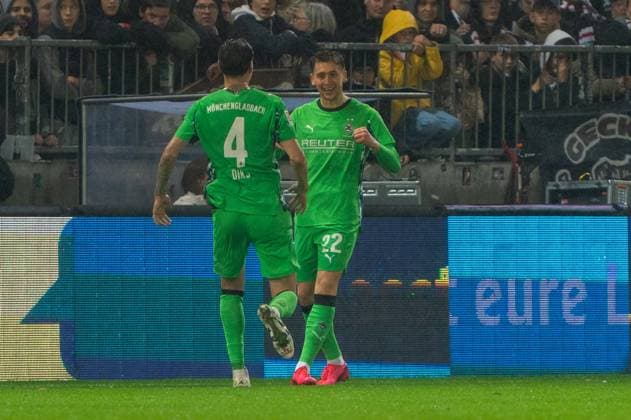 Tor zum 0:4 Oscar Fraulo (Borussia Moenchengladbach, 22) jubelt Jubel mit Kevin Diks (Borussia Moenchengladbach, 04), GER, FC St. Pauli vs. Borussia Moenchengladbach, Fussball, Bundesliga, Spieltag 9, Saison 2025 2026, 01.11.2025 DFL REGULATIONS PROHIBIT ANY USE OF PHOTOGRAPHS AS IMAGE SEQUENCES AND OR QUASI-VIDEO GER, FC St. Pauli vs. Borussia Moenchengladbach, Fussball, Bundesliga, Spieltag 9, Saison 2025 2026, 01.11.2025 Hamburg Copyright: xEibner-Pressefoto MaxxVincenx EP_MVN