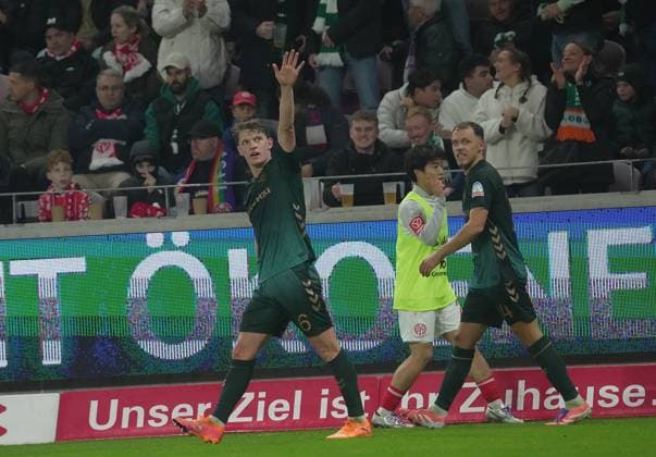 GER, 1.FBL, 1.FSV Mainz 05 vs Werder Bremen 01.11.2025, MEWA Arena, Mainz, GER, 1.FBL, 1.FSV Mainz 05 vs Werder Bremen , im Bild Jens Stage (Bremen) freut sich über das Tor zum 1:1. DFL regulations prohibit any use of photographs as image sequences and or quasi-video.