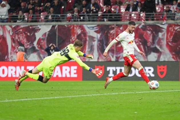 RB Leipzig vs. VfB Stuttgart, 01.11.2025 LEIPZIG, DEUTSCHLAND - NOVEMBER 1: Romulo Cardoso da Cruz (40, RB Leipzig) erzielt ein Tor gegen Torwart Alexander Nübel (33, VfB Stuttgart) während des Bundesliga-Spiels zwischen RB Leipzig vs. VfB Stuttgart in der Red Bull Arena am 9. Spieltag der 1. Bundesliga am November 1, 2025 in Leipzig, Deutschland. DFL REGULATIONS PROHIBIT ANY USE OF PHOTOGRAPHS AS IMAGE SEQUENCES AND OR QUASI-VIDEO. Copyright: xBEAUTIFULxSPORTS JanxKaeferx