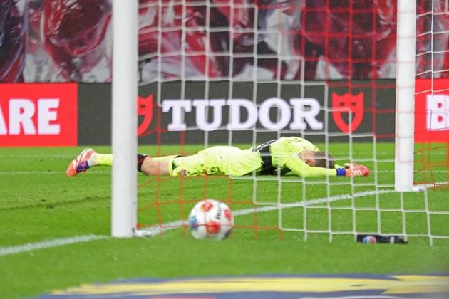RB Leipzig vs. VfB Stuttgart, 01.11.2025 LEIPZIG, DEUTSCHLAND - NOVEMBER 1: Torwart Alexander Nübel (33, VfB Stuttgart) nach dem Tor enttäuscht am Boden während des Bundesliga-Spiels zwischen RB Leipzig vs. VfB Stuttgart in der Red Bull Arena am 9. Spieltag der 1. Bundesliga am November 1, 2025 in Leipzig, Deutschland. DFL REGULATIONS PROHIBIT ANY USE OF PHOTOGRAPHS AS IMAGE SEQUENCES AND OR QUASI-VIDEO. Copyright: xBEAUTIFULxSPORTS JanxKaeferx