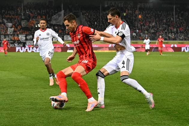 01.11.2025, xsltx, Fussball 1.Bundesliga, 1.FC Heidenheim - Eintracht Frankfurt v.l. Marvin Pieringer (1. FC Heidenheim 1846), Robin Koch (Eintracht Frankfurt) (DFL DFB REGULATIONS PROHIBIT ANY USE OF PHOTOGRAPHS as IMAGE SEQUENCES and or QUASI-VIDEO)