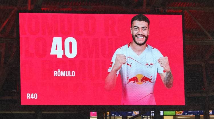 RB Leipzig - Stuttgart Bundesliga Leipzig, 01.11.2025, Red Bull Arena, Fussball, Bundesliga, Spieltag 9 , RB Leipzig vs. VfB Stuttgart 3:1 (1:0) , Im Bild: 3:1 Torschütze Romulo (40, RB Leipzig) auf der Anzeigetafel ,