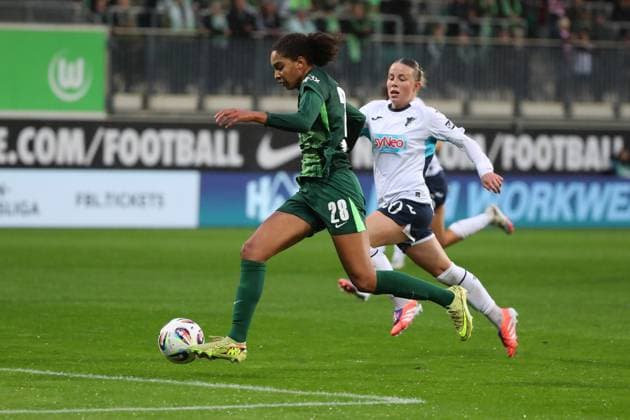 VfL - Hoffenheim, BL Frauen Wolfsburg, 01.11.2025, FUßBALL - VfL Wolfsburg vs. TSG 1899 Hoffenheim, Google Pixel Frauen-Bundesliga, Saison 2025 26. Cora Zicai (VfL Wolfsburg), Laura Gloning (TSG 1899 Hoffenheim) Wolfsburg