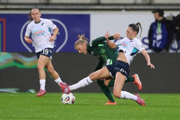 VfL - Hoffenheim, BL Frauen Wolfsburg, 01.11.2025, FUßBALL - VfL Wolfsburg vs. TSG 1899 Hoffenheim, Google Pixel Frauen-Bundesliga, Saison 2025 26. Justine Kielland (VfL Wolfsburg), Jill Janssens (TSG 1899 Hoffenheim) Wolfsburg
