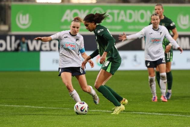 VfL - Hoffenheim, BL Frauen Wolfsburg, 01.11.2025, FUßBALL - VfL Wolfsburg vs. TSG 1899 Hoffenheim, Google Pixel Frauen-Bundesliga, Saison 2025 26. Vanessa Diehm (TSG 1899 Hoffenheim), Cora Zicai (VfL Wolfsburg) Wolfsburg