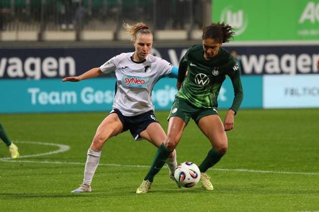 VfL - Hoffenheim, BL Frauen Wolfsburg, 01.11.2025, FUßBALL - VfL Wolfsburg vs. TSG 1899 Hoffenheim, Google Pixel Frauen-Bundesliga, Saison 2025 26. Vanessa Diehm (TSG 1899 Hoffenheim), Cora Zicai (VfL Wolfsburg) Wolfsburg