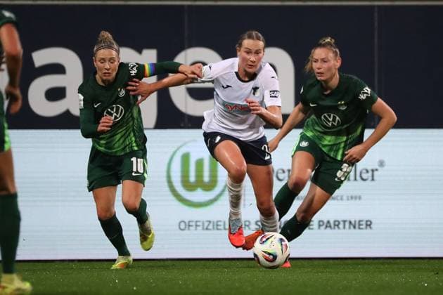 VfL - Hoffenheim, BL Frauen Wolfsburg, 01.11.2025, FUßBALL - VfL Wolfsburg vs. TSG 1899 Hoffenheim, Google Pixel Frauen-Bundesliga, Saison 2025 26. Svenja Huth (VfL Wolfsburg), Laura Gloning (TSG 1899 Hoffenheim), Sarai Linder (VfL Wolfsburg) Wolfsburg