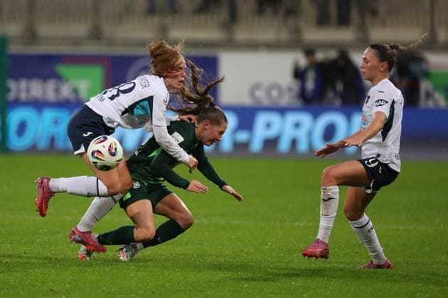 VfL - Hoffenheim, BL Frauen Wolfsburg, 01.11.2025, FUßBALL - VfL Wolfsburg vs. TSG 1899 Hoffenheim, Google Pixel Frauen-Bundesliga, Saison 2025 26. Valesca Ampoorter (TSG 1899 Hoffenheim), Janou Levels (VfL Wolfsburg) Wolfsburg
