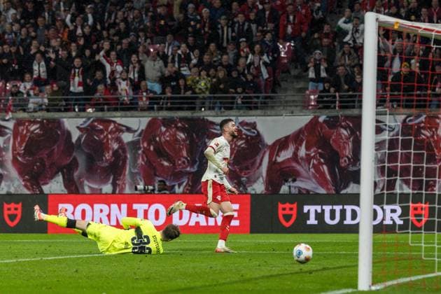 GER, Bundesliga, RB Leipzig - VfB Stuttgart 01.11.2025, Red Bull Arena, Leipzig, GER, Bundesliga, RB Leipzig - VfB Stuttgart Romulo (RB Leipzig 40) mit dem 3:1 Â