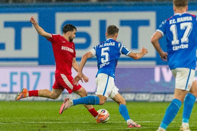 Rostock, Deutschland 01. November 2025: 3. Liga - 2025 2026 - FC Hansa Rostock vs. SC Verl Im Bild: v.li. Berkan Taz (SC Verl) und Marco Schuster (Hansa Rostock) DFB regulations prohibit any use of photographs as image sequences and or quasi-video. Copyright: xFotostandx xVoelkerx