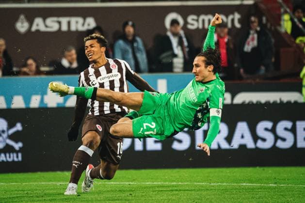 1. Bundesliga: FC St. Pauli - Borussia Mönchengladbach, 01.11.25 Rocco Reitz (Borussia Mönchengladbach, 27) in der Seitenlage; Fussball, 1. Bundesliga 2025 2026, 9. Spieltag: FC St. Pauli - Borussia Mönchengladbach am 01.11.2025 im Millerntor-Stadion, Hamburg DFB DFL REGULATIONS PROHIBIT ANY USE OF PHOTOGRAPHS AS IMAGE SEQUENCES AND OR QUASI-VIDEO. Copyright: xBEAUTIFULxSPORTS Tonhäuserx