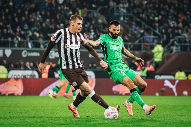 1. Bundesliga: FC St. Pauli - Borussia Mönchengladbach, 01.11.25 Eric Smith (FC St. Pauli, 8) im Duell mit Franck Honorat (Borussia Mönchengladbach, 9); Fussball, 1. Bundesliga 2025 2026, 9. Spieltag: FC St. Pauli - Borussia Mönchengladbach am 01.11.2025 im Millerntor-Stadion, Hamburg DFB DFL REGULATIONS PROHIBIT ANY USE OF PHOTOGRAPHS AS IMAGE SEQUENCES AND OR QUASI-VIDEO. Copyright: xBEAUTIFULxSPORTS Tonhäuserx