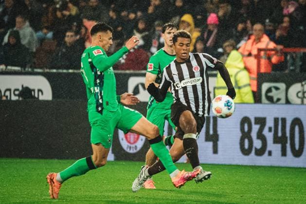 1. Bundesliga: FC St. Pauli - Borussia Mönchengladbach, 01.11.25 Joel Chima Fujita (FC St. Pauli, 16) geht vorbei Fussball, 1. Bundesliga 2025 2026, 9. Spieltag: FC St. Pauli - Borussia Mönchengladbach am 01.11.2025 im Millerntor-Stadion, Hamburg DFB DFL REGULATIONS PROHIBIT ANY USE OF PHOTOGRAPHS AS IMAGE SEQUENCES AND OR QUASI-VIDEO. Copyright: xBEAUTIFULxSPORTS Tonhäuserx