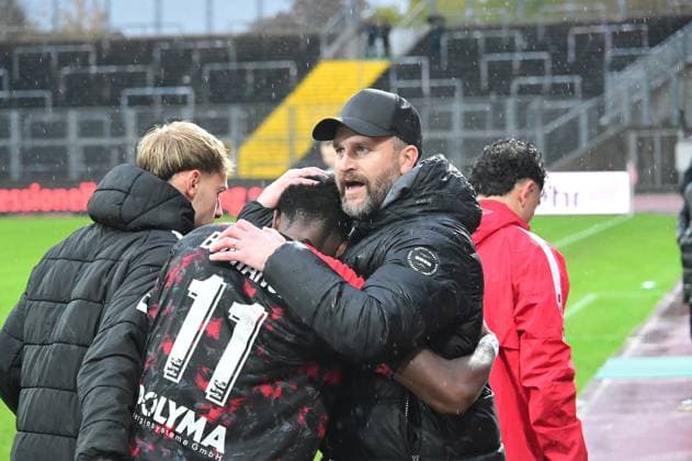 01.11.2025 xkhx Kassel Regionalliga Südwest Saison 2025 2026 KSV Hessen Kassel - SV Eintracht Trier Jubel um Elfmeterschütze Phinees Bonianga (11, Hessen Kassel) hier mit Trainer Rene Klingbeil (KSV Hessen Kassel)