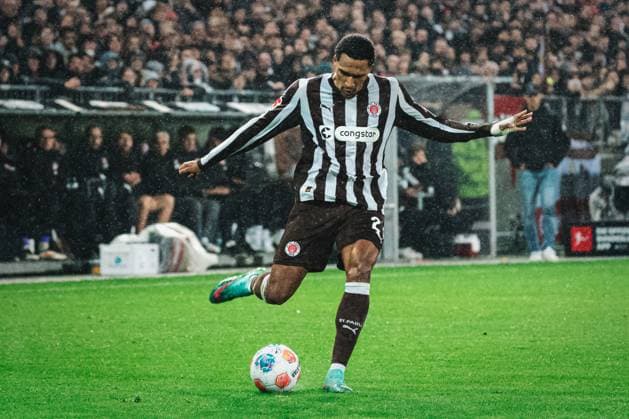 1. Bundesliga: FC St. Pauli - Borussia Mönchengladbach, 01.11.25 Andréas Hountondji (FC St. Pauli, 27) flankt Fussball, 1. Bundesliga 2025 2026, 9. Spieltag: FC St. Pauli - Borussia Mönchengladbach am 01.11.2025 im Millerntor-Stadion, Hamburg DFB DFL REGULATIONS PROHIBIT ANY USE OF PHOTOGRAPHS AS IMAGE SEQUENCES AND OR QUASI-VIDEO. Copyright: xBEAUTIFULxSPORTS Tonhäuserx