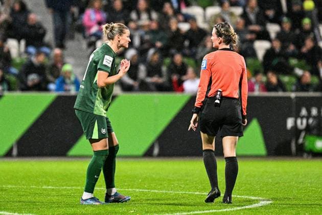 Fußball I Frauen I Saison 2025-2026 I Bundesliga I 8. Spieltag I VfL Wolfsburg - TSG Hoffenheim I 01.11.2025 Gesprächsbedarf bei Alexandra Popp (11, VfL Wolfsburg) mit Schiedsrichterin Miriam Schwermer Wolfsburg AOK Stadion Niedersachsen Deutschland Copyright: xLobeca InesxHähnelx