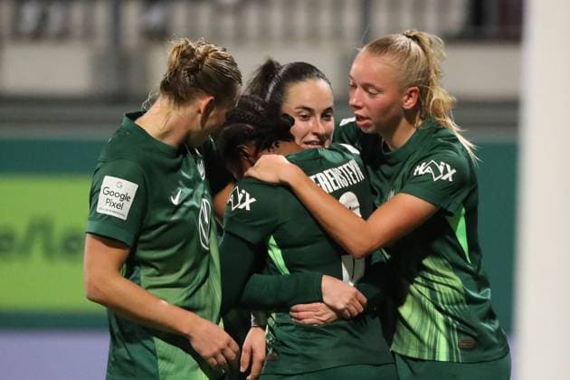 VfL - Hoffenheim, BL Frauen Wolfsburg, 01.11.2025, FUßBALL - VfL Wolfsburg vs. TSG 1899 Hoffenheim, Google Pixel Frauen-Bundesliga, Saison 2025 26. Lineth Beerensteyn (VfL Wolfsburg) jubelt mit der Mannschaft nach ihrem Tor zum 1:0 Wolfsburg