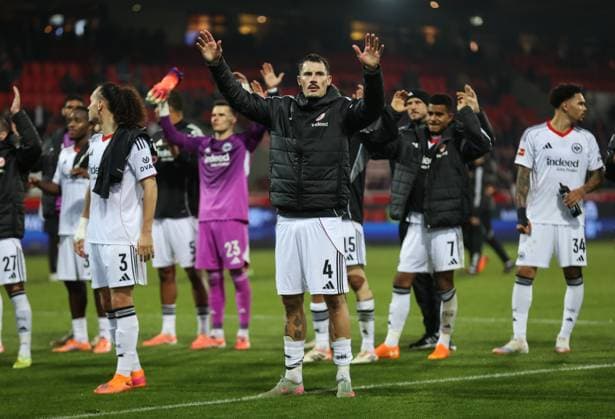 01.11.2025, Fussball Bundesliga, 1. FC Heidenheim - Eintracht Frankfurt, v.l., Robin Koch (Eintracht Frankfurt) nach dem Spiel bei den Fans DFL DFB REGULATIONS PROHIBIT ANY USE OF PHOTOGRAPHS AS IMAGE SEQUENCES AND OR QUASI-VIDEO. xdcx Copyright: HMBxMedia Claus