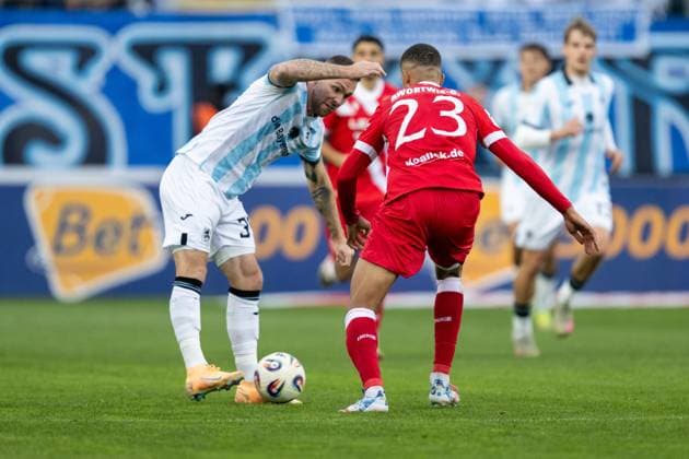 Patrick Hobsch 34 (TSV 1860 Muenchen) im Zweikampf mit Nyamekye Awortwie-Grant 23 (FC Energie Cottbus), TSV 1860 Muenchen vs. Energie Cottbus, 3. Liga, 13. Spieltag, 01.11.2025 DFB regulations prohibit any use of photographs as image sequences and or quasi-video Muenchen Bayern Deutschland
