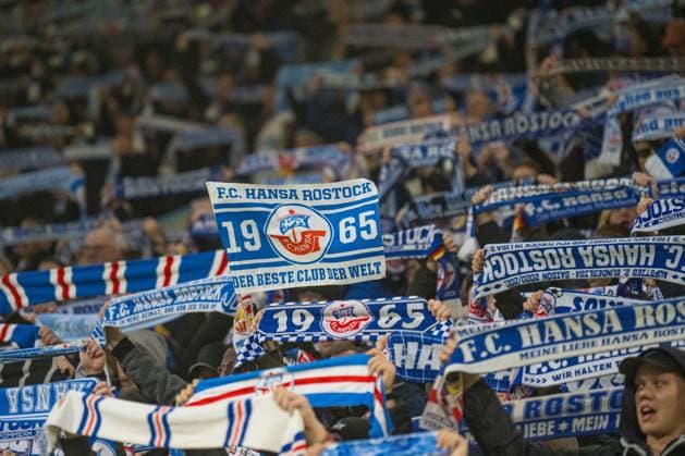 Rostock, Deutschland 01. November 2025: 3. Liga - 2025 2026 - FC Hansa Rostock vs. SC Verl Im Bild: kleine Hansafahne im Block bei der Schalparade Hansa Forever DFB regulations prohibit any use of photographs as image sequences and or quasi-video. Copyright: xFotostandx xVoelkerx