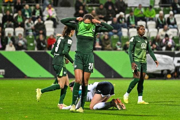Fußball I Frauen I Saison 2025-2026 I Bundesliga I 8. Spieltag I VfL Wolfsburg - TSG Hoffenheim I 01.11.2025 Cora Zicai (28, VfL Wolfsburg) zieht das Trikot vors Gesicht nach einer verpassten Torchance Wolfsburg AOK Stadion Niedersachsen Deutschland Copyright: xLobeca InesxHähnelx